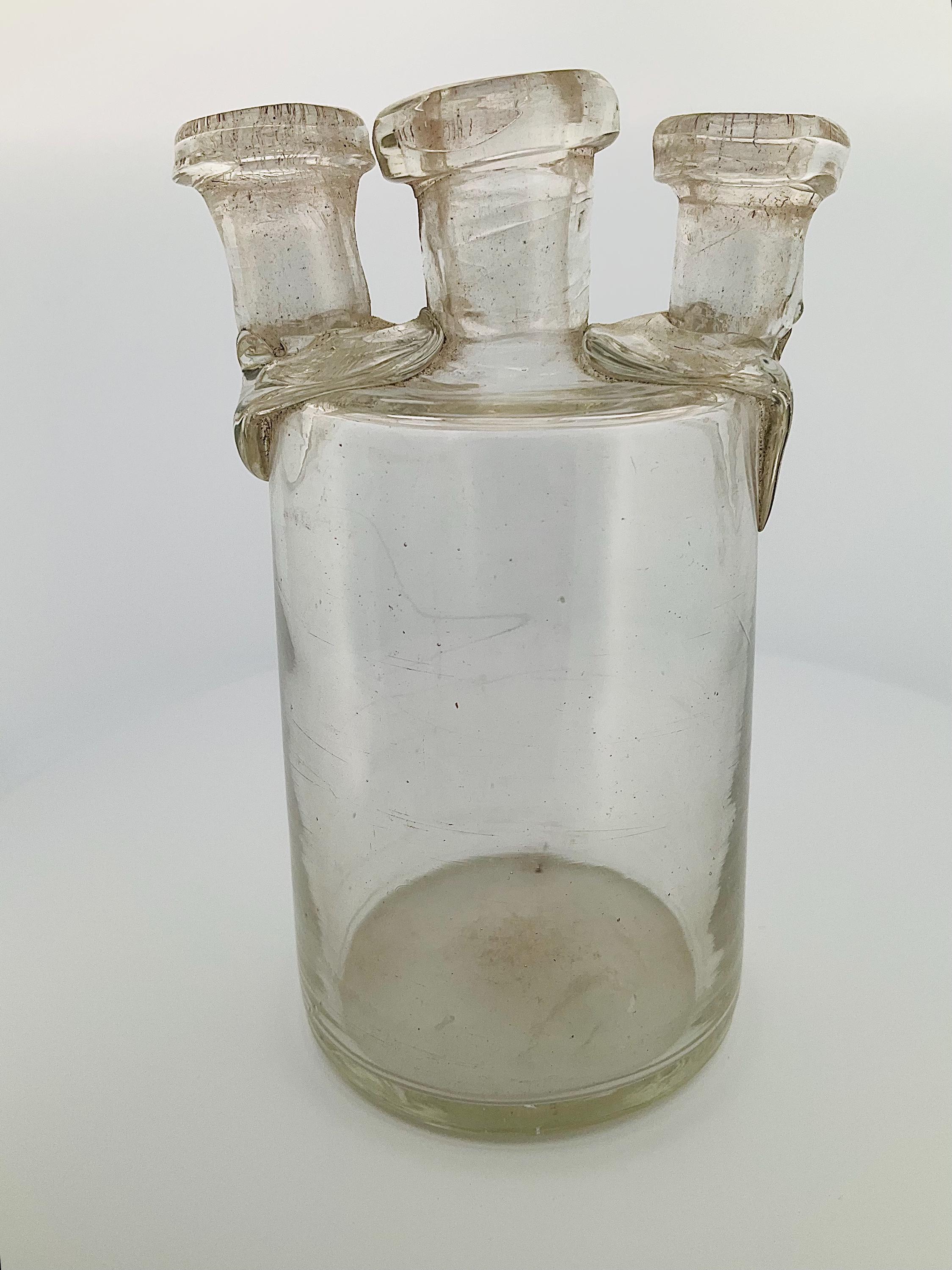 希少なアンティークのウルフ・ウルフ薬瓶 - 3つの注ぎ口のガラス瓶