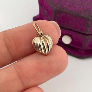 Vintage 10k Gold geschwollene gerippte Herz Charme zierliche zweiseitige Anhänger