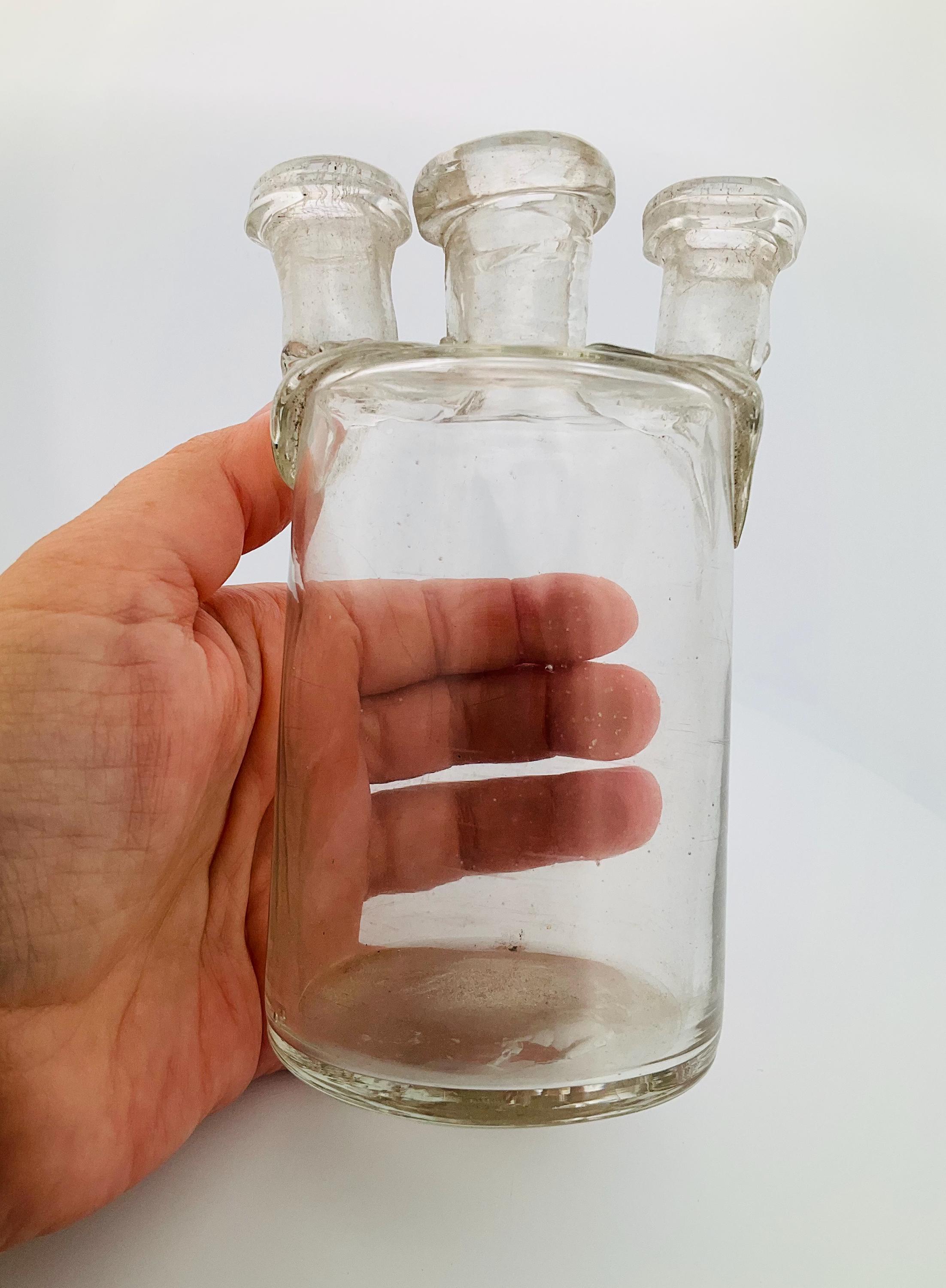 希少なアンティークのウルフ・ウルフ薬瓶 - 3つの注ぎ口のガラス瓶