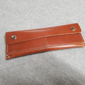 Cartera larga con solapa a presión - Fabricada en EE. UU.