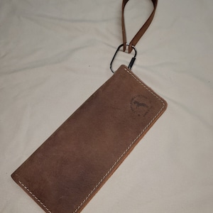 Cartera de mano para mujer con correa para la muñeca, fabricada en EE. UU.