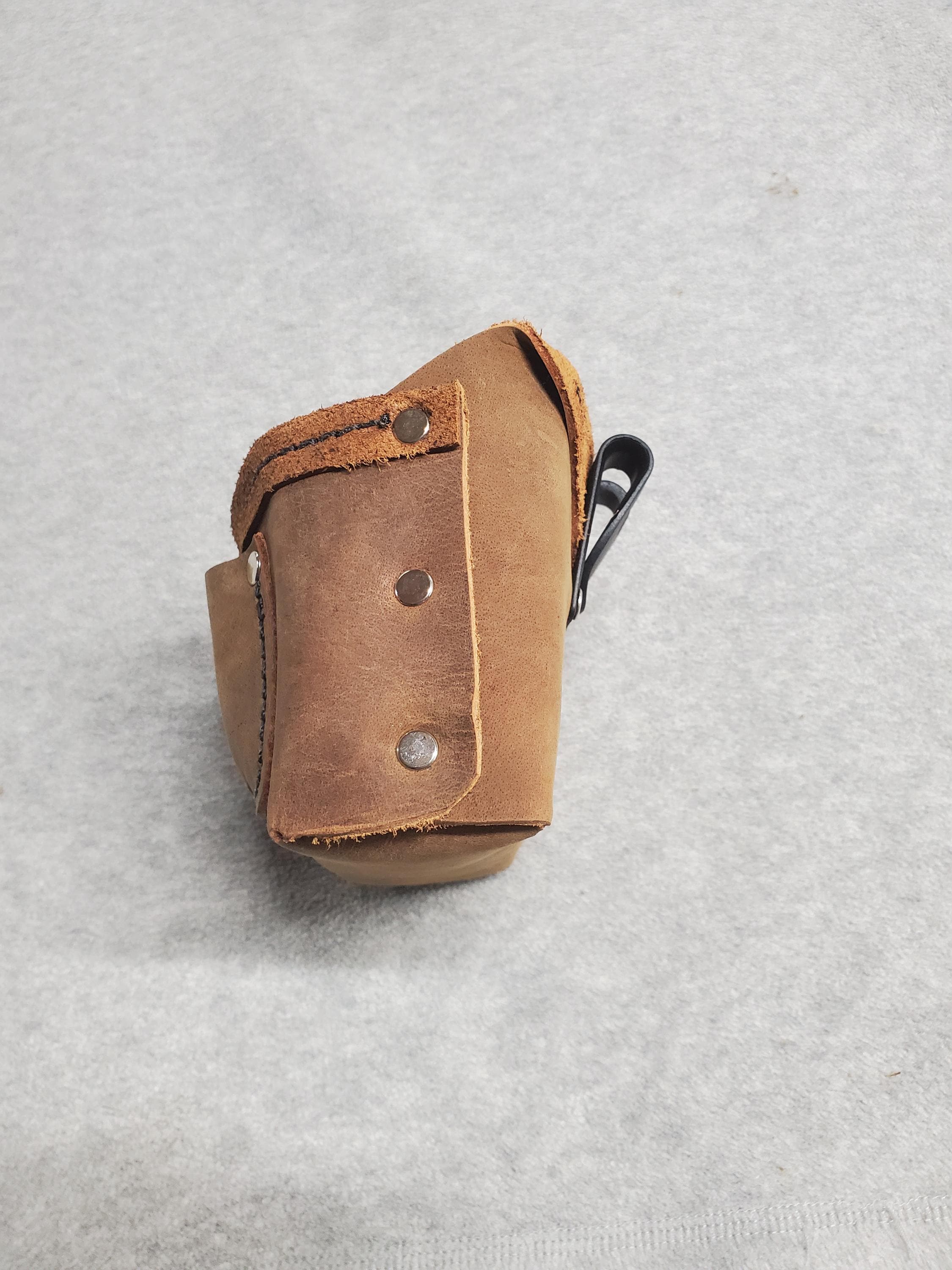 Pouch for screw/nails with pencil/bit pockets and heavy-duty polycarbonate plastic clip