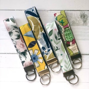 Porte-clés bracelet floral | porte-clés bracelet | Porte-clés poignet | Cadeaux pour elle | Porte-clés | Porte-clés fleuri | Cadeaux à thème floral