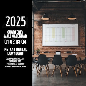 Könnte beinhalten: Ein Schwarzweißbild eines vierteljährlichen Wandkalenders für 2025 mit dem Text "Q1 Q2 Q3 Q4" und "Sofortiger digitaler Download". Der Kalender ist in einem modernen Büro mit einem Holztisch und schwarzen Stühlen an einer weißen Tafel angebracht.