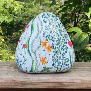 Hand Painted Rock with Floral Art | Unique Decorative Stone | Cottagecore Home Accent | Nature Inspired Gift | Paperweight | Flower Decor