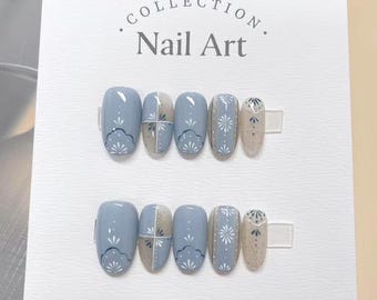 Uñas postizas reutilizables con diseño de flores azul cielo: pintadas a mano