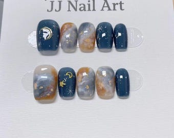 Uñas postizas hechas a mano con diseño de manchas azules: Set reutilizable con forma personalizada.