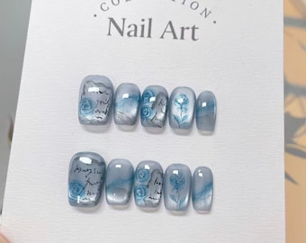 Unghie finte con rose blu dipinte a mano: unghie finte riutilizzabili con effetto acquerello