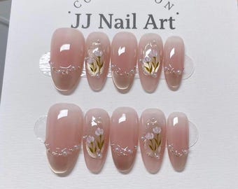 Uñas postizas hechas a mano con flores y cuentas: juego reutilizable con forma personalizada.