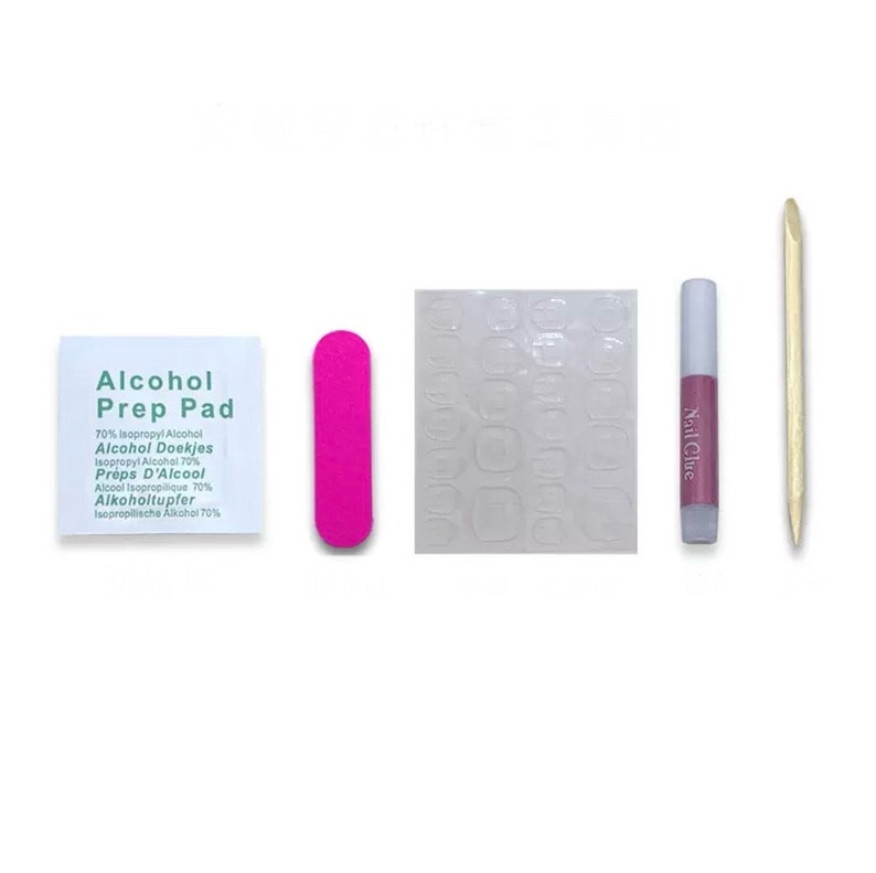 Peut inclure: Un ensemble d'accessoires pour les ongles comprenant une lime &agrave; ongles rose, une feuille transparente de pastilles adh&eacute;sives pour ongles, un flacon de colle &agrave; ongles, un pousse-cuticules en bois et un petit paquet blanc de tampons imbib&eacute;s d'alcool. Le paquet de tampons imbib&eacute;s d'alcool porte l'inscription "Alcohol Prep Pad" et "70% Isopropyl Alcohol".