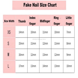 Peut inclure: Un tableau rose et blanc intitul&eacute; "Fake Nail Size Chart" avec des mesures en millim&egrave;tres. Le tableau r&eacute;pertorie les tailles XS, S, M et L, avec les largeurs correspondantes du pouce, de l'index, du majeur, de l'annulaire et de l'auriculaire.