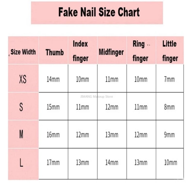 Peut inclure: Un tableau rose et blanc intitul&eacute; "Fake Nail Size Chart" avec des mesures en millim&egrave;tres. Le tableau r&eacute;pertorie les tailles XS, S, M et L, avec les largeurs correspondantes du pouce, de l'index, du majeur, de l'annulaire et de l'auriculaire.