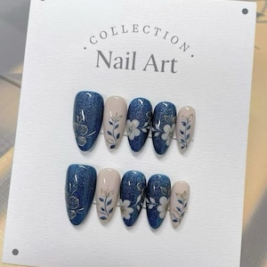 Uñas postizas reutilizables con diseño floral azul: pintadas a mano