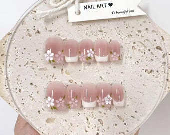 Uñas francesas blancas con pétalos: uñas postizas reutilizables pintadas a mano