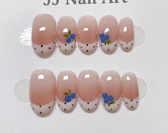 Uñas postizas francesas con lunares y frutas pintadas a mano: Set reutilizable con forma personalizada.