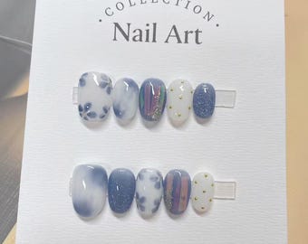 Uñas postizas reutilizables con diseño floral azul Aurora: uñas postizas reutilizables pintadas a mano