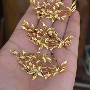 A gorgeous set of three antique gold brooches set with polki diamonds mix rose cut diamond with patterned chains. Kebaya / Peranakan Jewelry