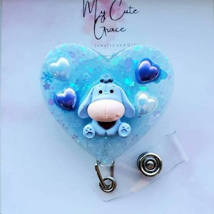 Porta credencial inspirado en el oso Pooh, porta credencial con lindo corazón brillante, enfermería, burro, cerdo, insignia de dibujos animados de Tigger