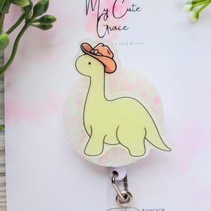 Distintivo a forma di dinosauro cowboy: divertente regalo per i colleghi