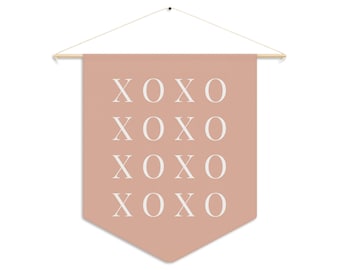 XOXO - Baner do pokoju dziecięcego | Flaga w stylu proporczyka | Niestandardowa zawieszka ścienna | Dekoracja ścienna do pokoju dziecięcego Sztuka Świąteczny pokój dziecięcy