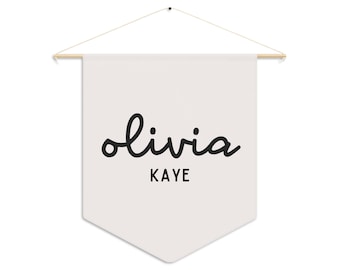Faixa de nome personalizada Flâmula - Faixa de quarto infantil para sala de jogos | Bandeira estilo flâmula | Decoração de parede personalizada | Arte de decoração de parede de berçário, gênero neutro