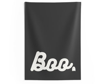 Può includere: Arazzo nero di Halloween con testo bianco che dice "Boo" e un piccolo fantasma bianco.
