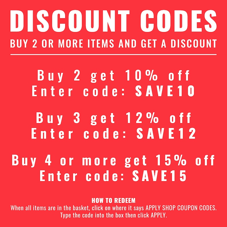 Puede incluir: Fondo rojo con texto blanco que describe c&oacute;digos de descuento para la compra de varios art&iacute;culos. Compra 2 y obt&eacute;n un 10% de descuento, introduce el c&oacute;digo SAVE10. Compra 3 y obt&eacute;n un 12% de descuento, introduce el c&oacute;digo SAVE12. Compra 4 o m&aacute;s y obt&eacute;n un 15% de descuento, introduce el c&oacute;digo SAVE15. Instrucciones sobre c&oacute;mo canjear los c&oacute;digos de descuento.