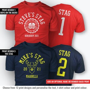 Puede incluir: Dos dise&ntilde;os de camisetas para una despedida de soltero. El primer dise&ntilde;o presenta una camiseta roja con un logotipo de despedida de soltero blanco que dice "Steve's Stag" y "Boys on the Beers Drink Till We Drop Benidorm 2021". El segundo dise&ntilde;o presenta una camiseta azul marino con un logotipo de despedida de soltero amarillo que dice "Mike's Stag" y "20 21 Marbella".