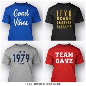 Puede incluir: Cuatro camisetas diferentes con varios dise&ntilde;os de texto. La primera camiseta es azul con texto blanco que dice "Good Vibes". La segunda camiseta es negra con texto amarillo que dice "Si puedes leer esto, est&aacute;s demasiado cerca". La tercera camiseta es gris con texto azul que dice "Edici&oacute;n limitada 1979". La cuarta camiseta es roja con texto blanco que dice "Team Dave".