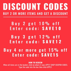 Puede incluir: Fondo rojo con texto blanco que describe c&oacute;digos de descuento para comprar varios art&iacute;culos. Compra 2 y obt&eacute;n un 10% de descuento, ingresa el c&oacute;digo SAVE10. Compra 3 y obt&eacute;n un 12% de descuento, ingresa el c&oacute;digo SAVE12. Compra 4 o m&aacute;s y obt&eacute;n un 15% de descuento, ingresa el c&oacute;digo SAVE15. Instrucciones sobre c&oacute;mo canjear los c&oacute;digos de descuento.