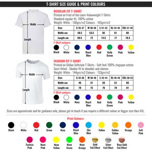 Puede incluir: Gu&iacute;a de tallas y colores de impresi&oacute;n para camisetas con dos camisetas blancas, una de corte cl&aacute;sico y otra de corte moderno. La tabla incluye medidas de tallas en pulgadas y cent&iacute;metros, y una paleta de colores que incluye negro, blanco, azul marino, azul real, rojo, verde kelly, rosa y amarillo.
