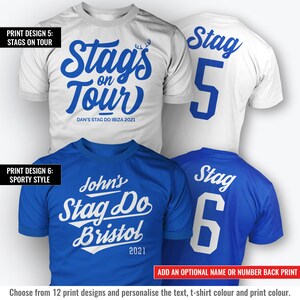 Puede incluir: Dos dise&ntilde;os de camisetas para una despedida de soltero. El primer dise&ntilde;o es blanco con texto azul que dice "Stags on Tour" y "Dan's Stag Do Ibiza 2021". El segundo dise&ntilde;o es azul con texto blanco que dice "John's Stag Do Bristol 2021". Ambos dise&ntilde;os tienen un n&uacute;mero en la parte posterior, "5" y "6" respectivamente.