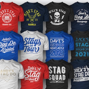 Puede incluir: Doce camisetas diferentes con dise&ntilde;os de despedida de soltero. Las camisetas son de varios colores, incluyendo rojo, azul, negro, blanco y azul marino. Cada camiseta presenta un dise&ntilde;o &uacute;nico con un tema de despedida de soltero, incluyendo los nombres del novio y la ubicaci&oacute;n de la fiesta. El texto en las camisetas incluye "Stag Do", "Stag", "Stag Squad", "Stags on Tour" y "Will's Stag".