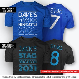 Puede incluir: Dos dise&ntilde;os de camisetas para una despedida de soltero. El primer dise&ntilde;o es azul con texto blanco que dice "Dave's Stag Do Newcastle 2021". El segundo dise&ntilde;o es negro con texto azul que dice "Jack's Stag Brighton 2021". Ambos dise&ntilde;os tienen un n&uacute;mero en la parte posterior, "7" y "8" respectivamente.