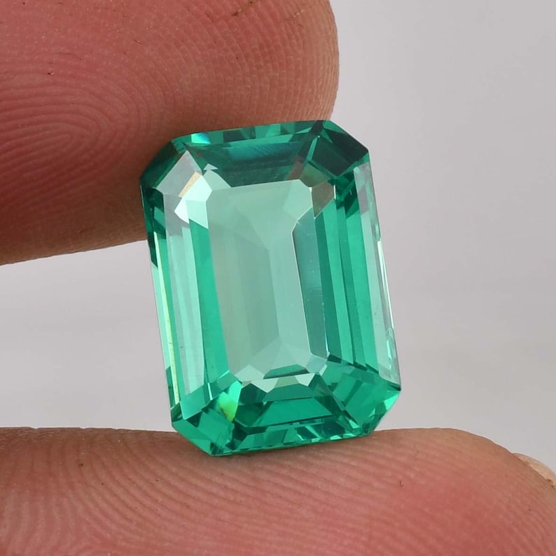 Op de afbeelding: Een levendige groene smaragd edelsteen geslepen in een smaragd vorm. De edelsteen is gefacetteerd en heeft een hoge mate van helderheid.