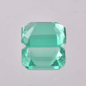 Op de afbeelding: Een lichtgroene smaragd geslepen edelsteen met een hoge glans.