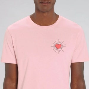 Pink printed short-sleeved unisex t-shirt in organic cotton - with a brave heart nothing is impossible