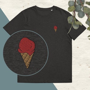 Besticktes Erdbeereis-T-Shirt - Unisex-Kurzarm-T-Shirt aus Bio-Baumwolle (umweltfreundliche Kleidung)