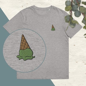 Pistazien-T-Shirt mit verschüttetem Eis, bestickt – Unisex-Kurzarm-T-Shirt aus Bio-Baumwolle (umweltfreundliche Kleidung)