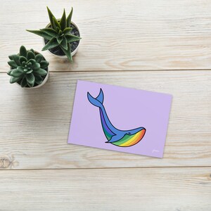 Regenbogenwal-Postkarte - Grußkarte Geburtstagskarte Standardkarte A6 Größe 300 g/m*m - Blauwal auf Parma-Hintergrund