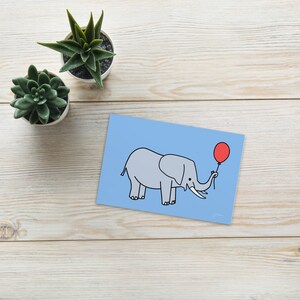 Elefante postal tarjeta de Felicitación tarjeta de Cumpleaños tarjeta estándar A6 300gsm - elefante con un globo rojo
