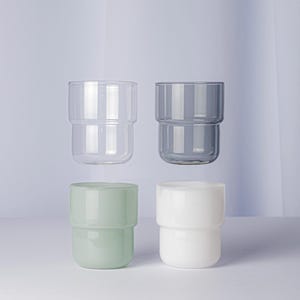 Peut inclure: Quatre verres à boire en verre, deux transparents, un vert et un blanc. Chaque verre est à double paroi.