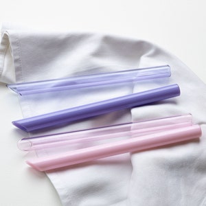 Herbruikbaar, milieuvriendelijk dik glazen bellenblaastheerietje 21 cm / 8,3&quot; lang, 1,6 cm / 0,63&quot; breed. Roze en paars in transparant en melkachtig in borosilicaat
