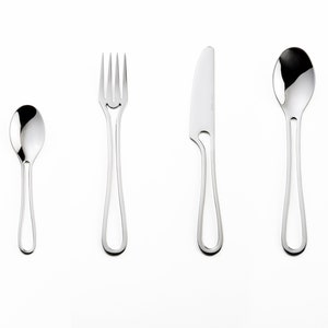 K&ouml;nnte beinhalten: Ein Set aus vier silbernen Besteckteilen, bestehend aus einer Gabel, einem Messer und zwei L&ouml;ffeln. Das Besteck hat ein einzigartiges, geschwungenes Design.