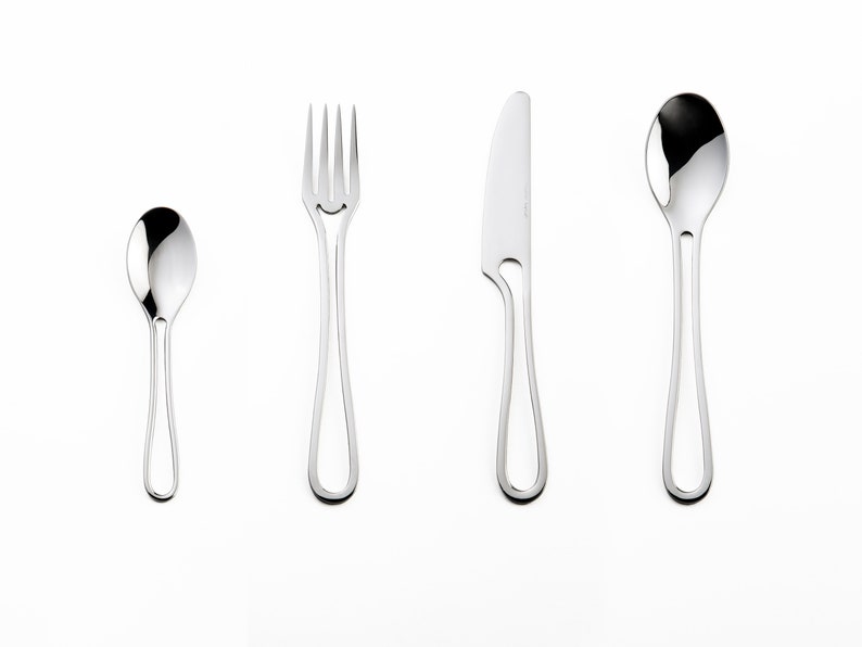 K&ouml;nnte beinhalten: Ein Set aus vier silbernen Besteckteilen, bestehend aus einer Gabel, einem Messer und zwei L&ouml;ffeln. Das Besteck hat ein einzigartiges, geschwungenes Design.