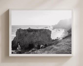 Arte mural costero en blanco y negro, impresión fotográfica de rocas oceánicas
