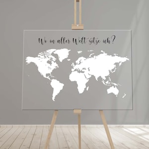Puede incluir: Un mapa del mundo gris con el texto "Wo in aller Welt sitze ich?" impreso en él. El mapa está en un caballete.