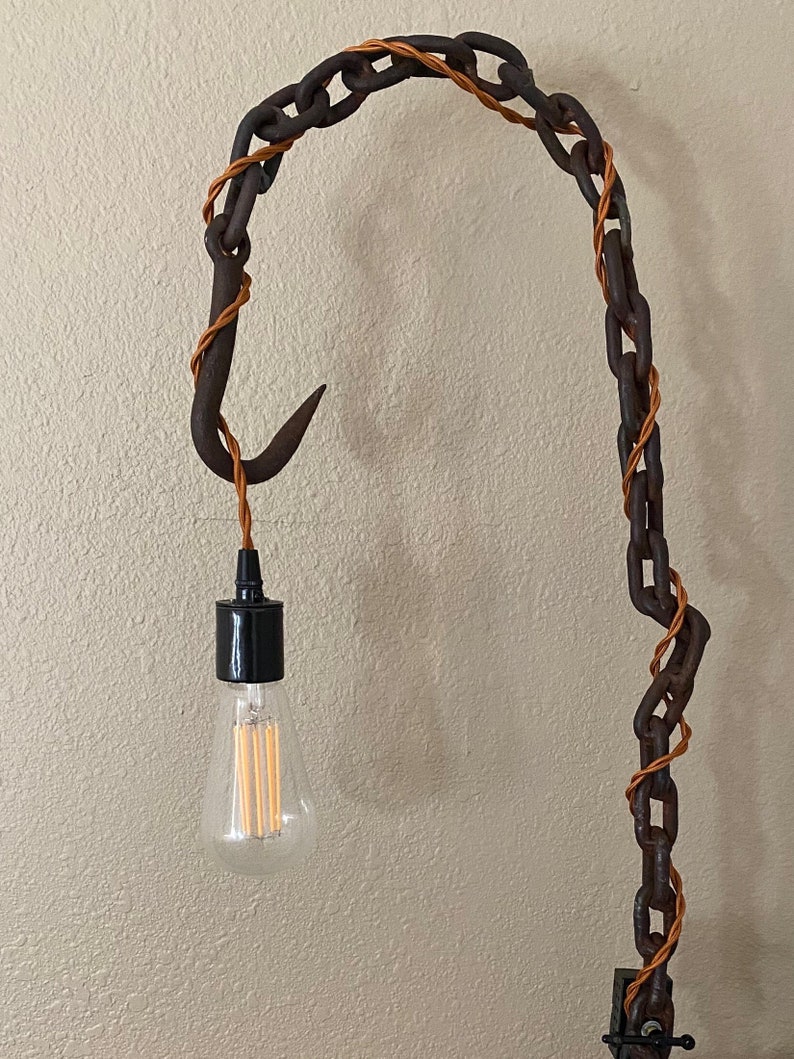 Lámpara de cadena de metal reciclado hecha a mano, lámpara de escritorio con bombilla Edison