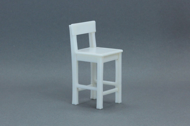 Op de afbeelding: Een witte houten stoel met een eenvoudig ontwerp. De stoel heeft een rugleuning, een zitting en vier poten. De stoel is gemaakt van hout en is wit geverfd.