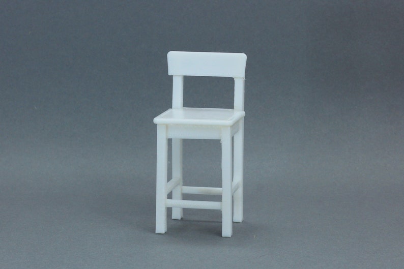 Op de afbeelding: Een witte houten kruk met een eenvoudig ontwerp. De kruk heeft een rechthoekige zitting en een rugleuning.
